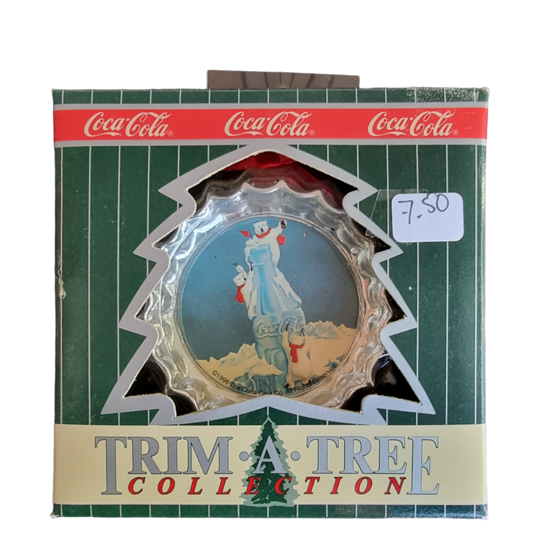 Coca Cola Trim a Tree Collection Ornament ijsberen die een flesje cola beklimmen