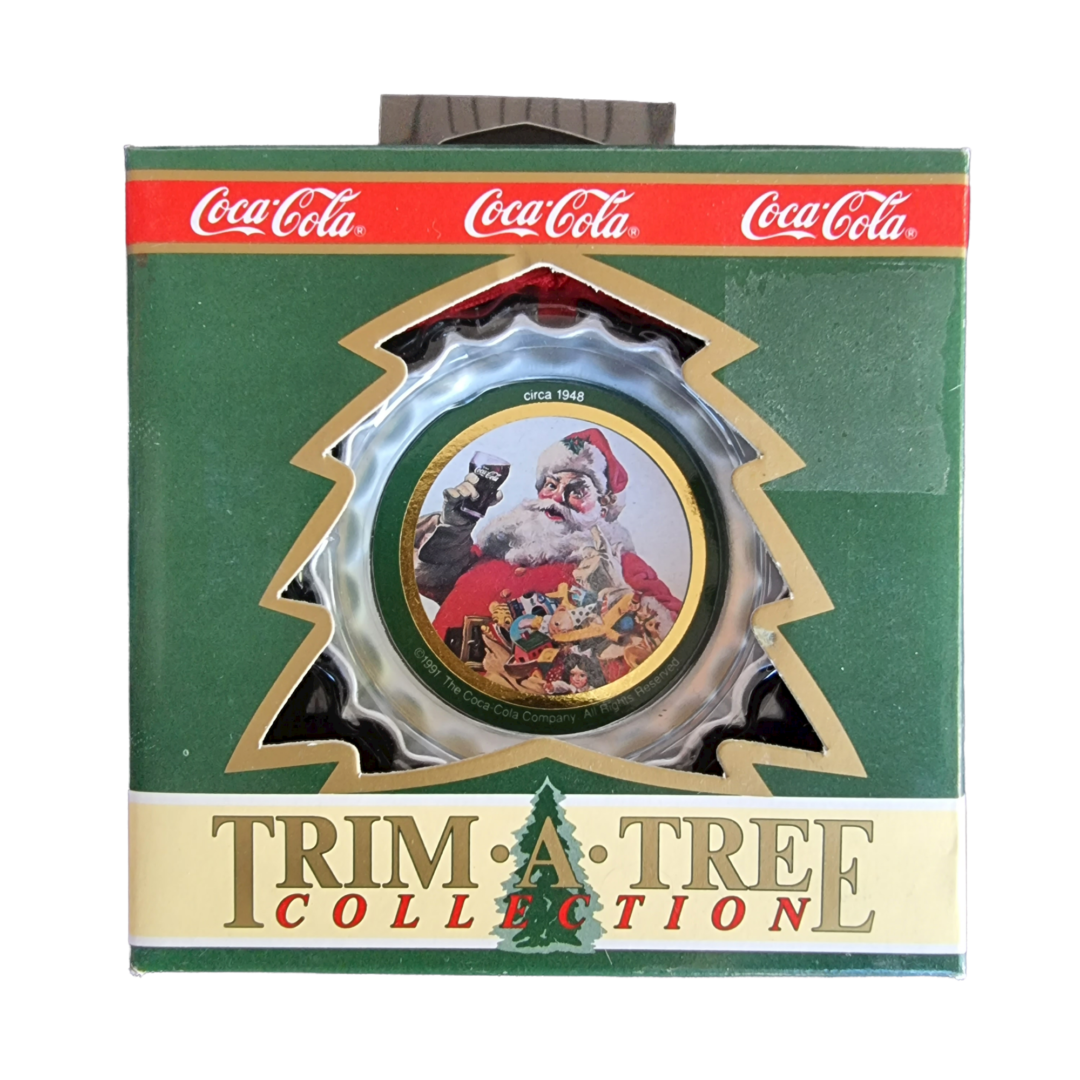 Coca Cola Trim a Tree Collection Ornament kerstman en een berg cadeautjes